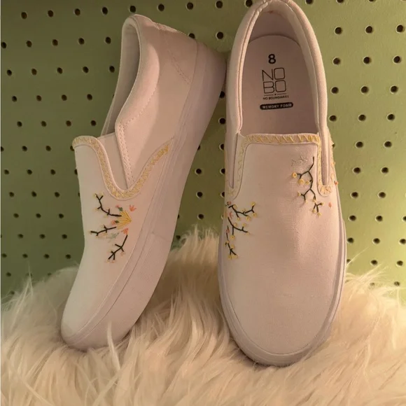 Custom embroidered white sneakers size 8 - Picture 2 of 6
